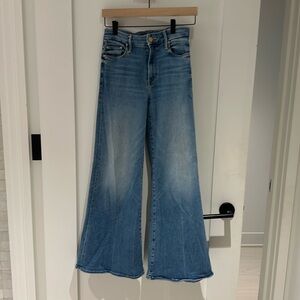 Mother The Roller jeans in Let’s Trip color. Size 25. Good condition.